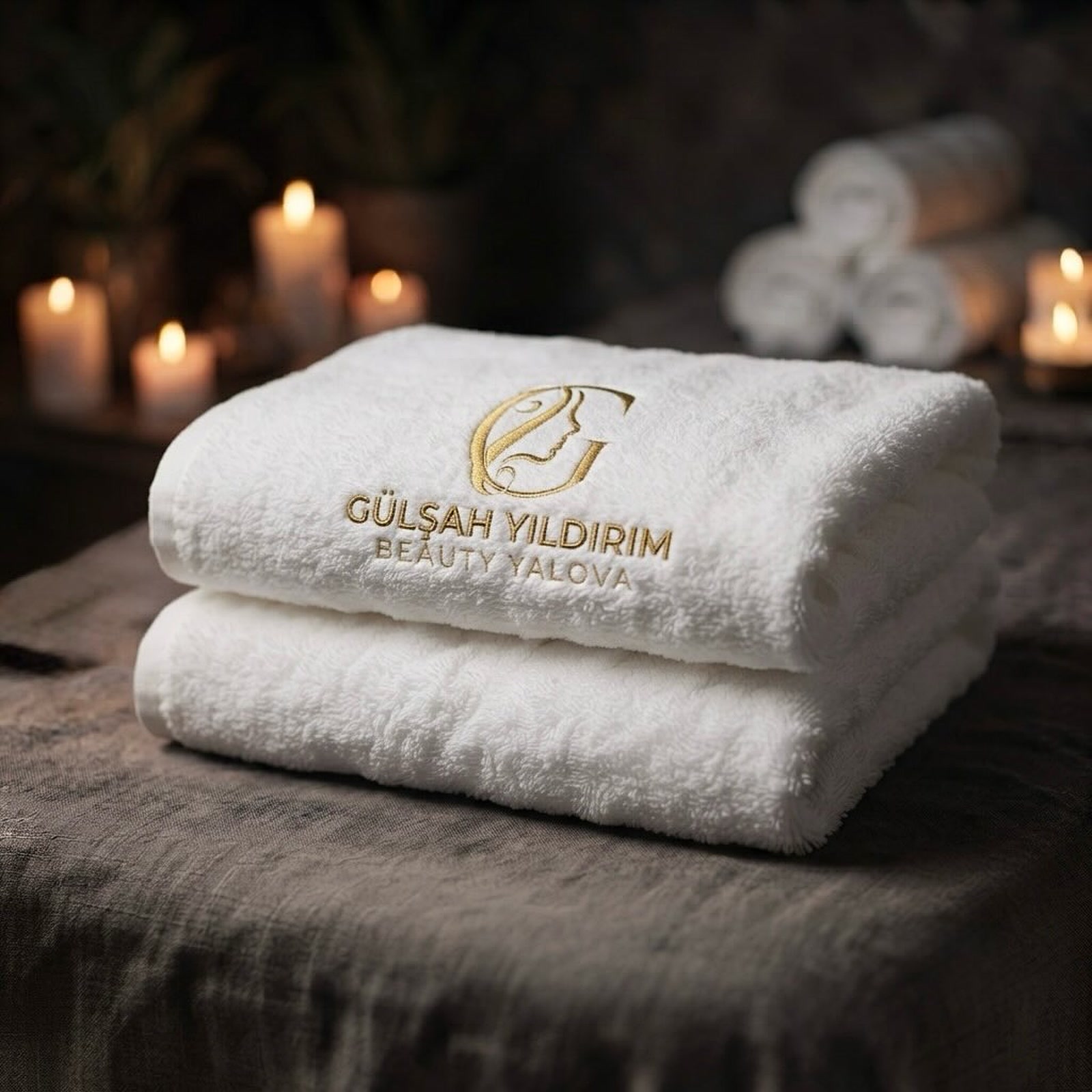 Gülşah Yıldırım Beauty logolu havlular, mum ışığında